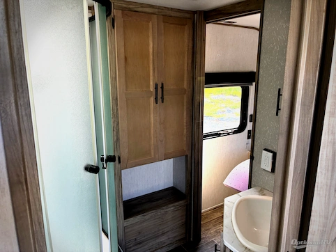 2021 Forest River Cherokee Alpha Wolf 26RL-L RV Photo 4