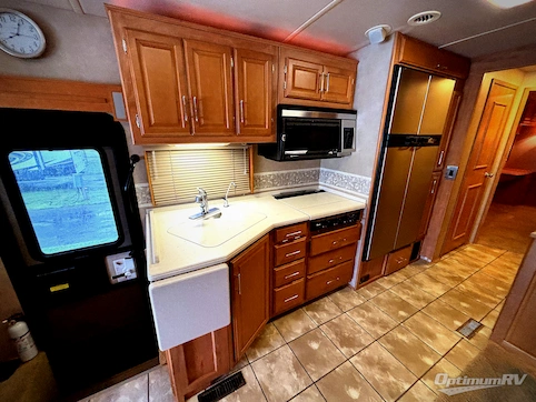 2006 Winnebago Adventurer 37B RV Photo 3