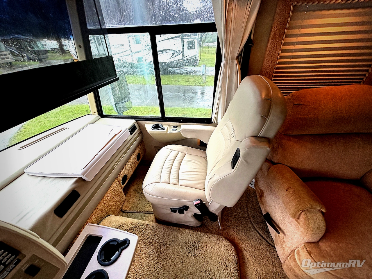 2006 Winnebago Adventurer 37B Photo 9
