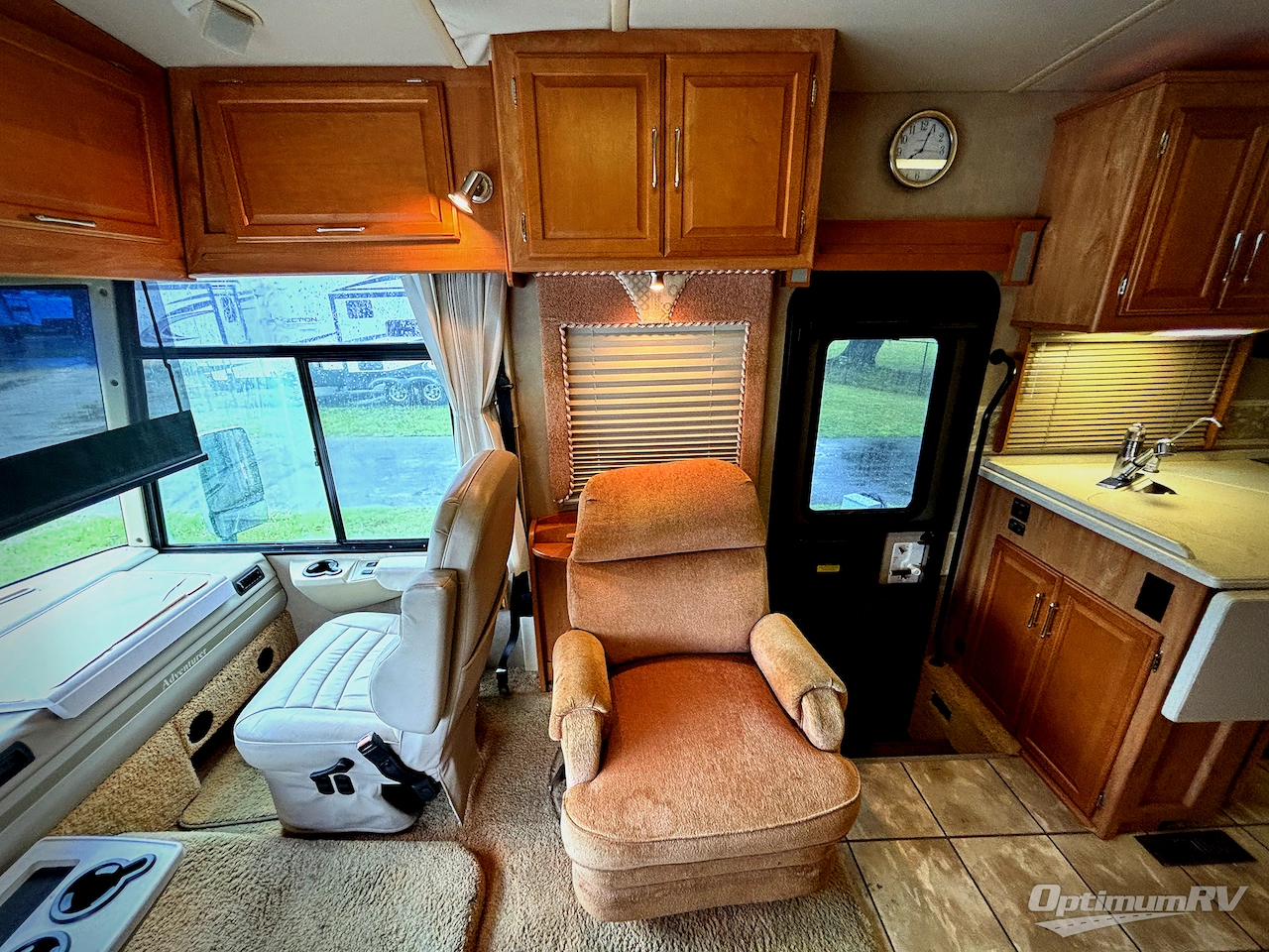2006 Winnebago Adventurer 37B Photo 10