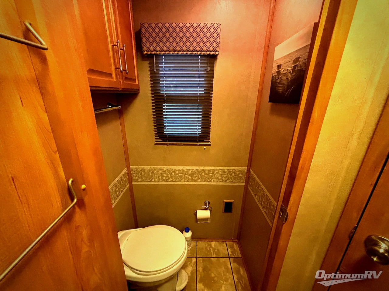 2006 Winnebago Adventurer 37B Photo 17