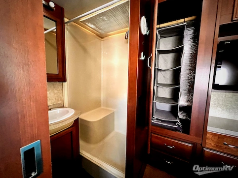 2013 Fleetwood Bounder 36E RV Photo 4