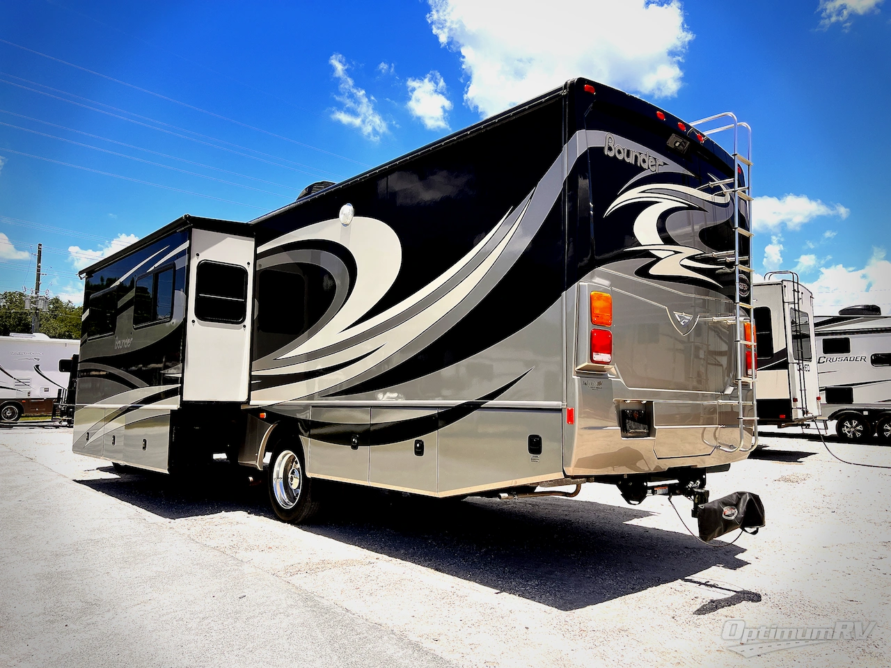 2013 Fleetwood Bounder 36E Photo 2