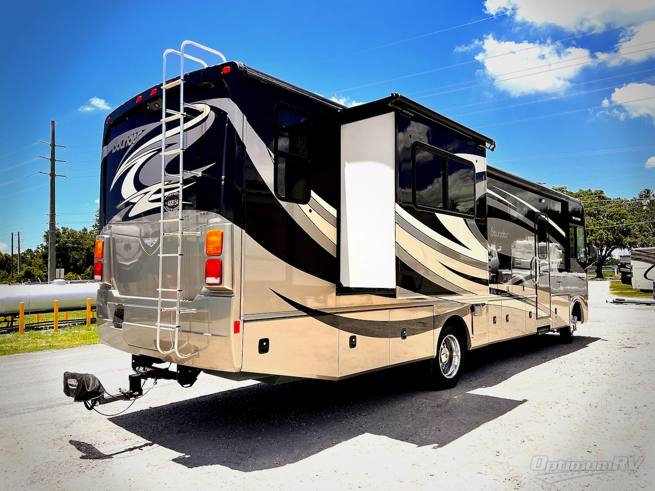 2013 Fleetwood Bounder 36E Photo 3