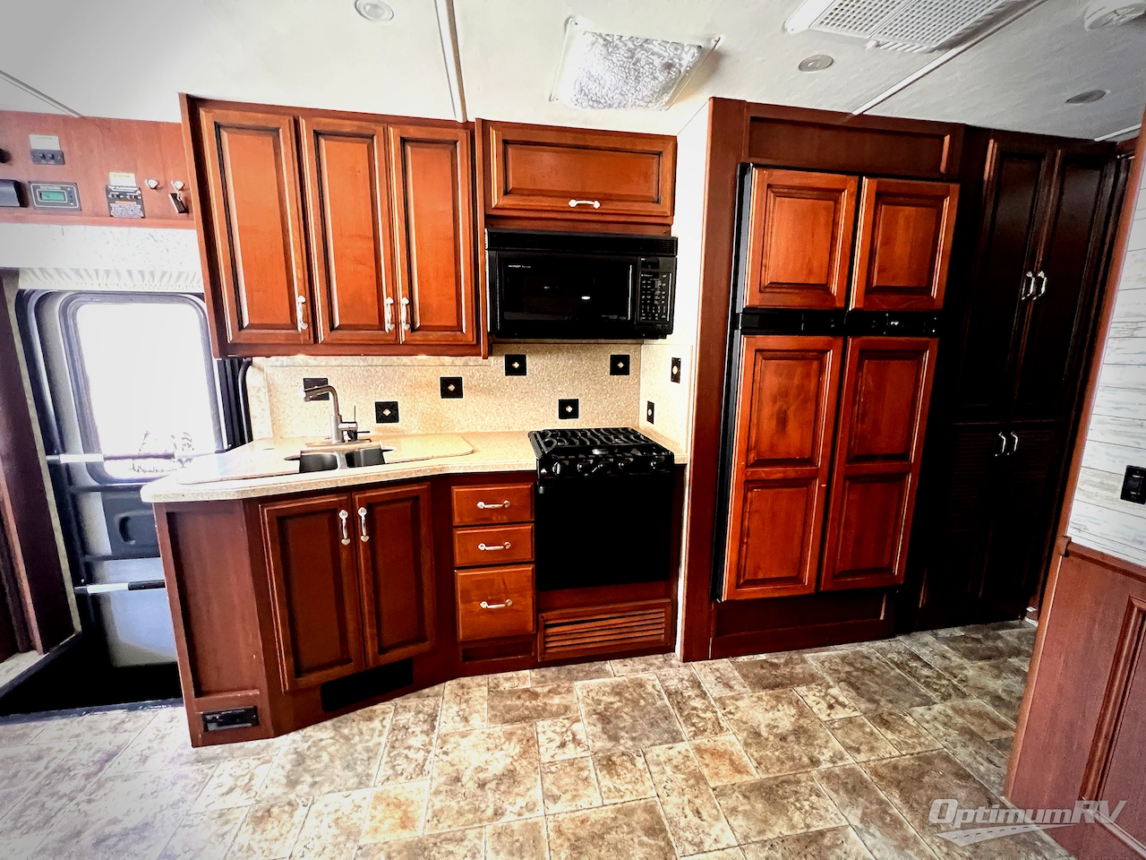 2013 Fleetwood Bounder 36E Photo 12
