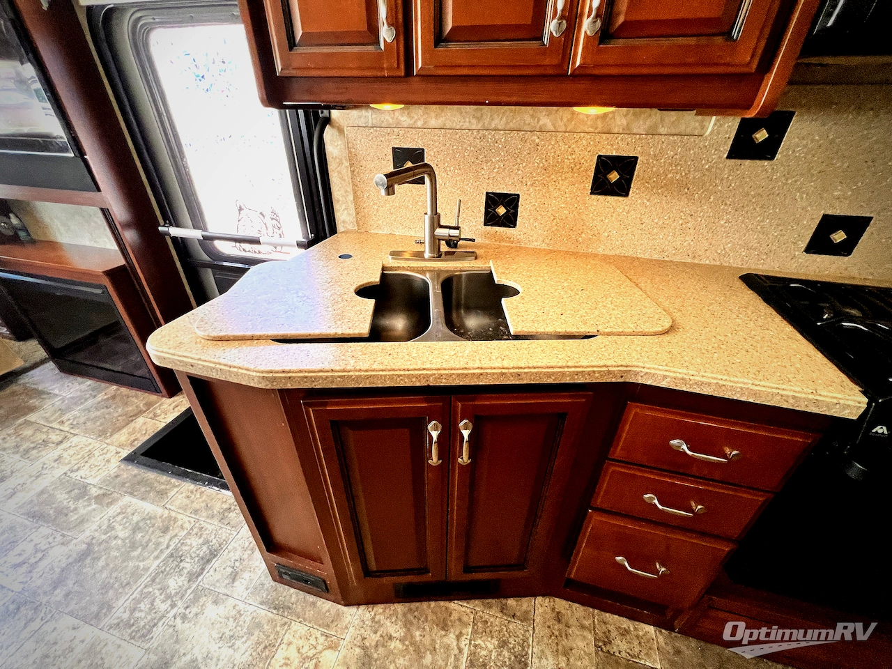 2013 Fleetwood Bounder 36E Photo 13