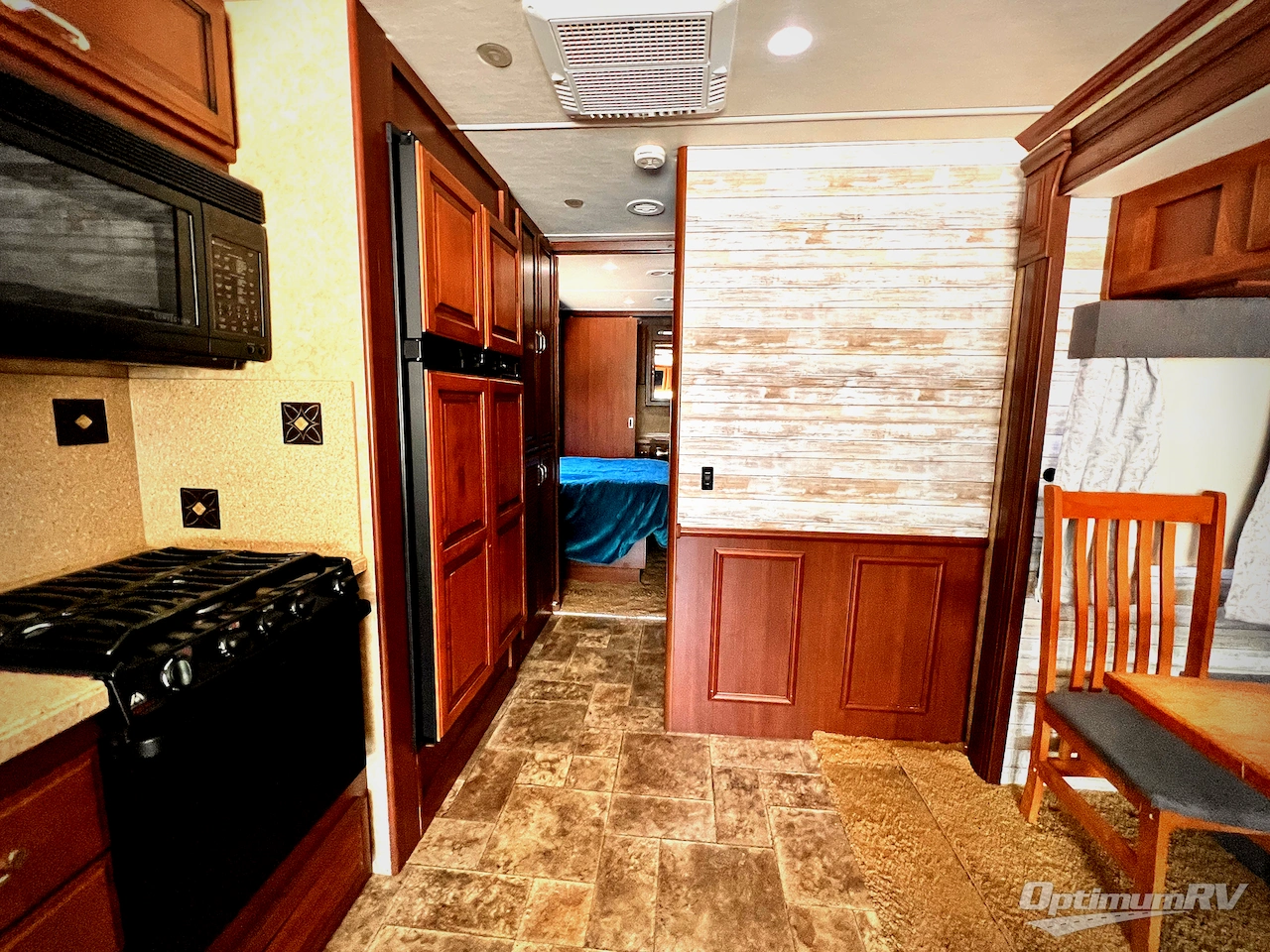 2013 Fleetwood Bounder 36E Photo 17