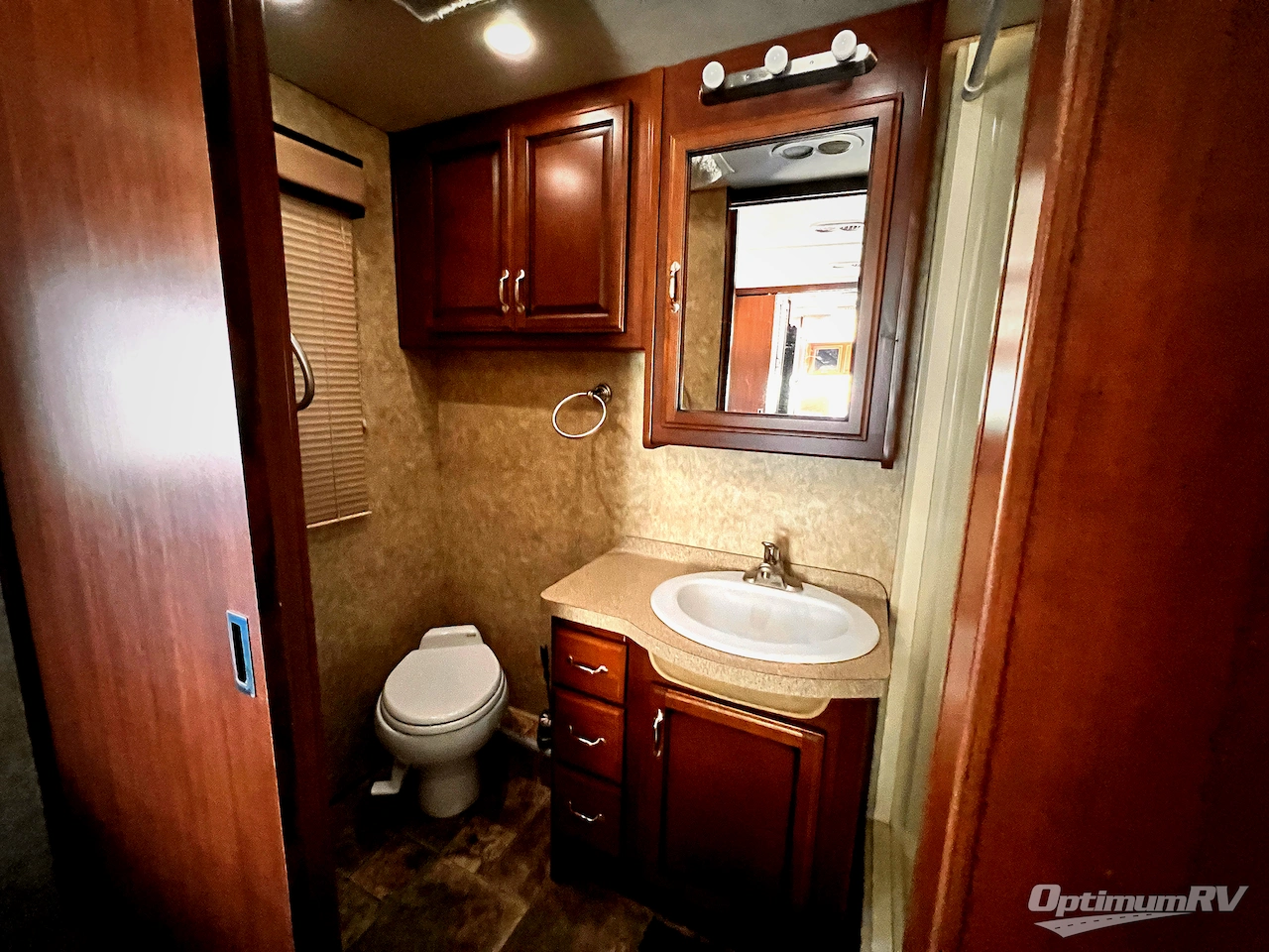 2013 Fleetwood Bounder 36E Photo 21