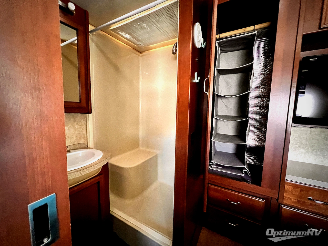 2013 Fleetwood Bounder 36E Photo 22