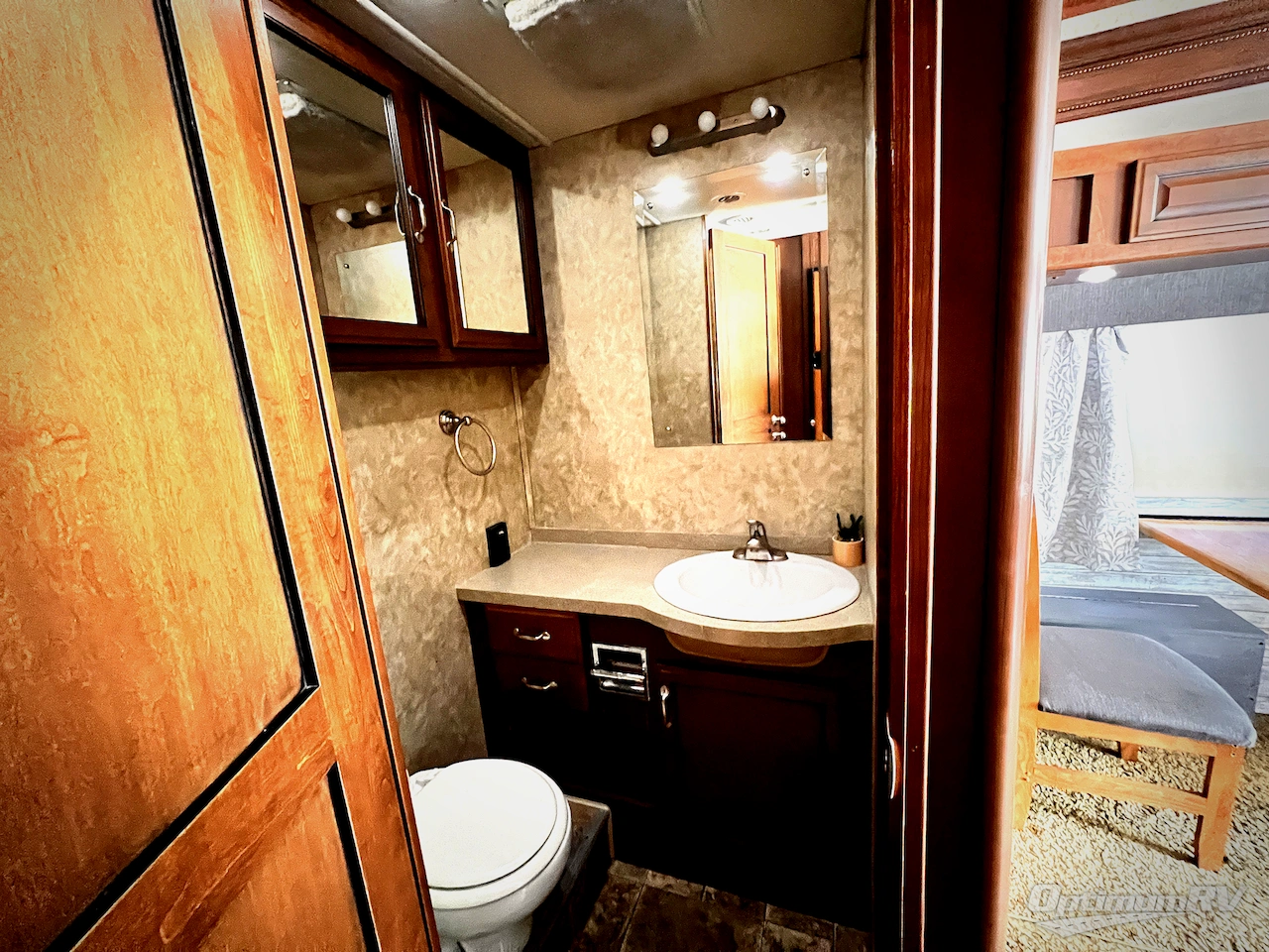 2013 Fleetwood Bounder 36E Photo 25