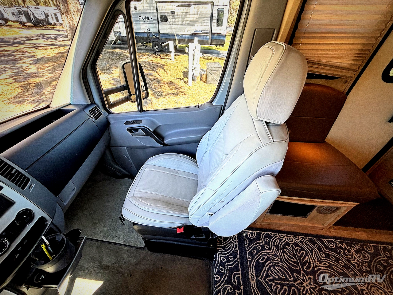 2013 Leisure Travel Unity U24TB Photo 9