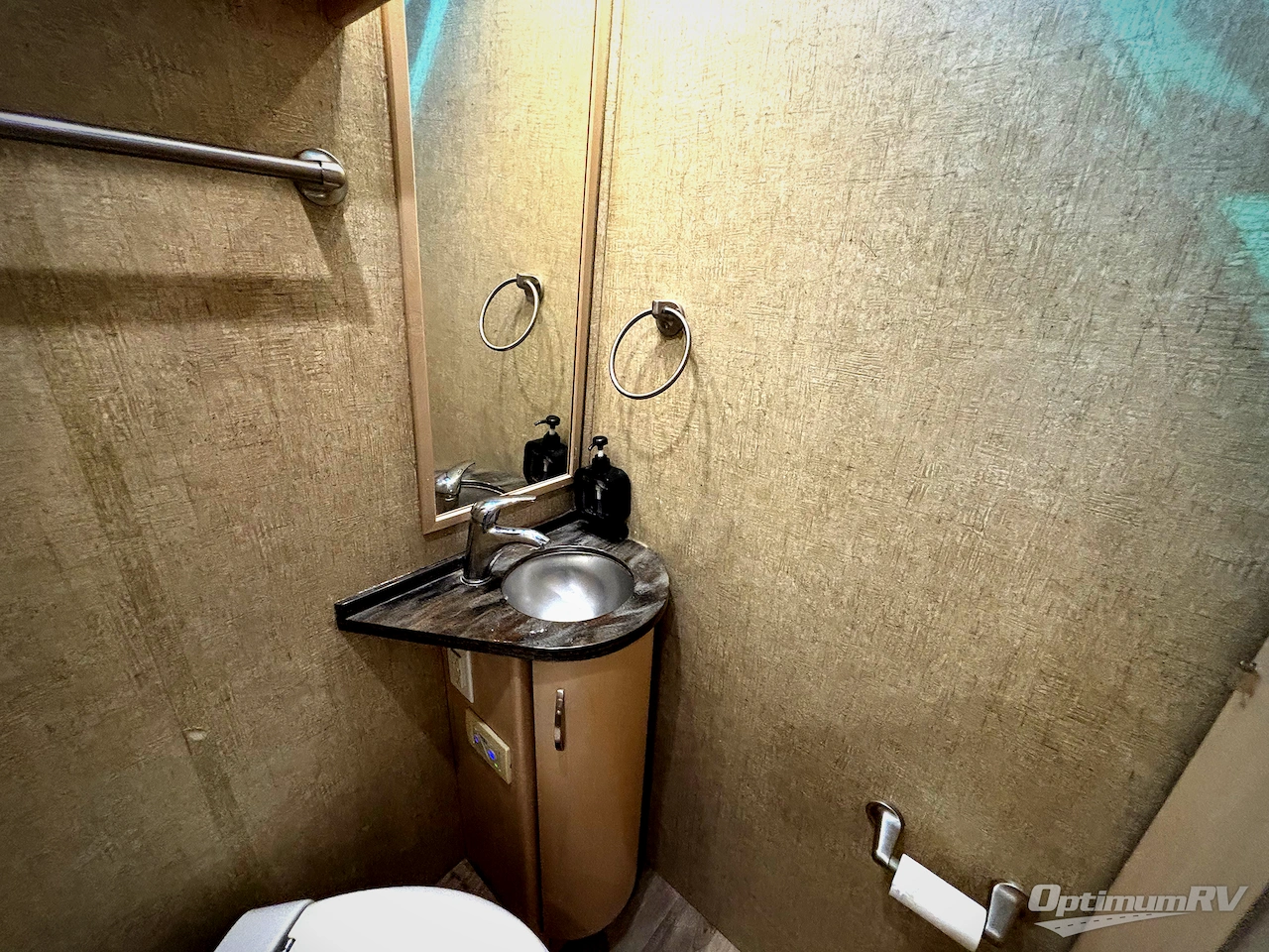 2013 Leisure Travel Unity U24TB Photo 13