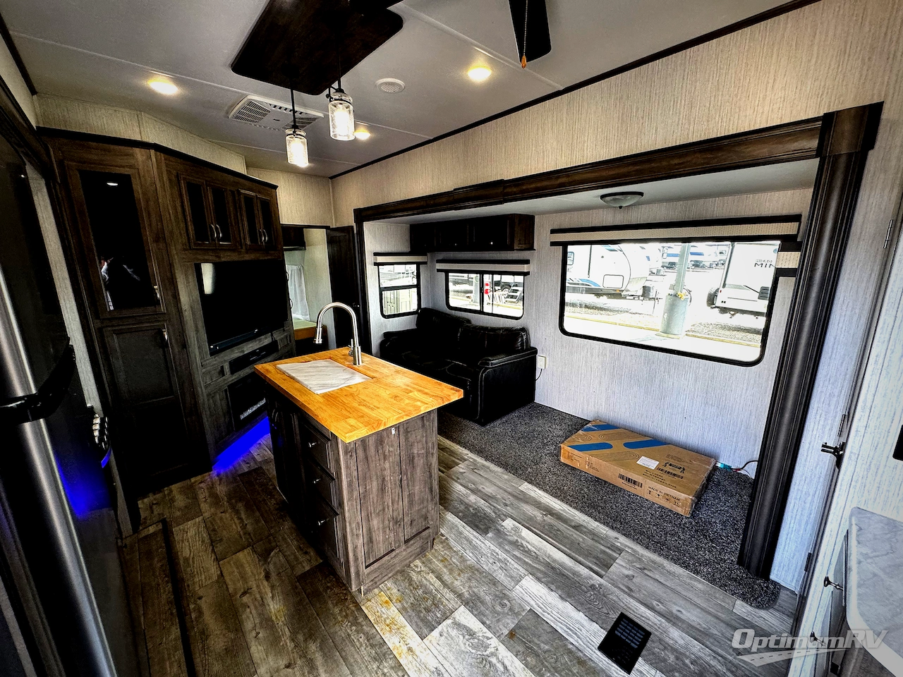 2021 Forest River Sandpiper C-Class 3440BH Photo 2