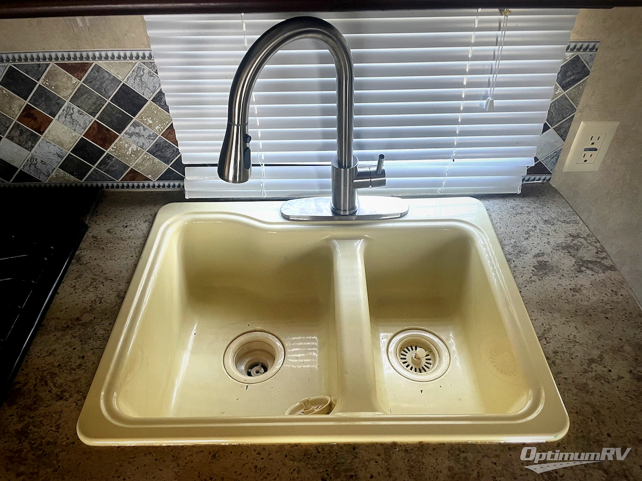 2016 Forest River Wildwood X-Lite 241QBXL Photo 7