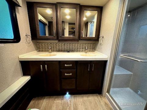 2023 Thor Venetian B42 RV Photo 4