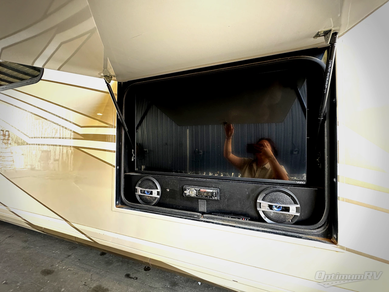 2011 American Coach American Revolution 42Q Photo 3