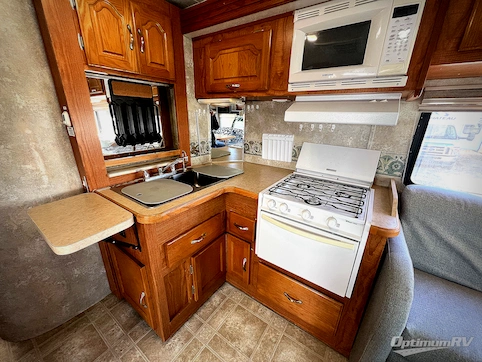 2005 Coachmen Leprechaun 307 RV Photo 3