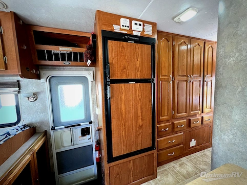 2005 Coachmen Leprechaun 307 RV Photo 4