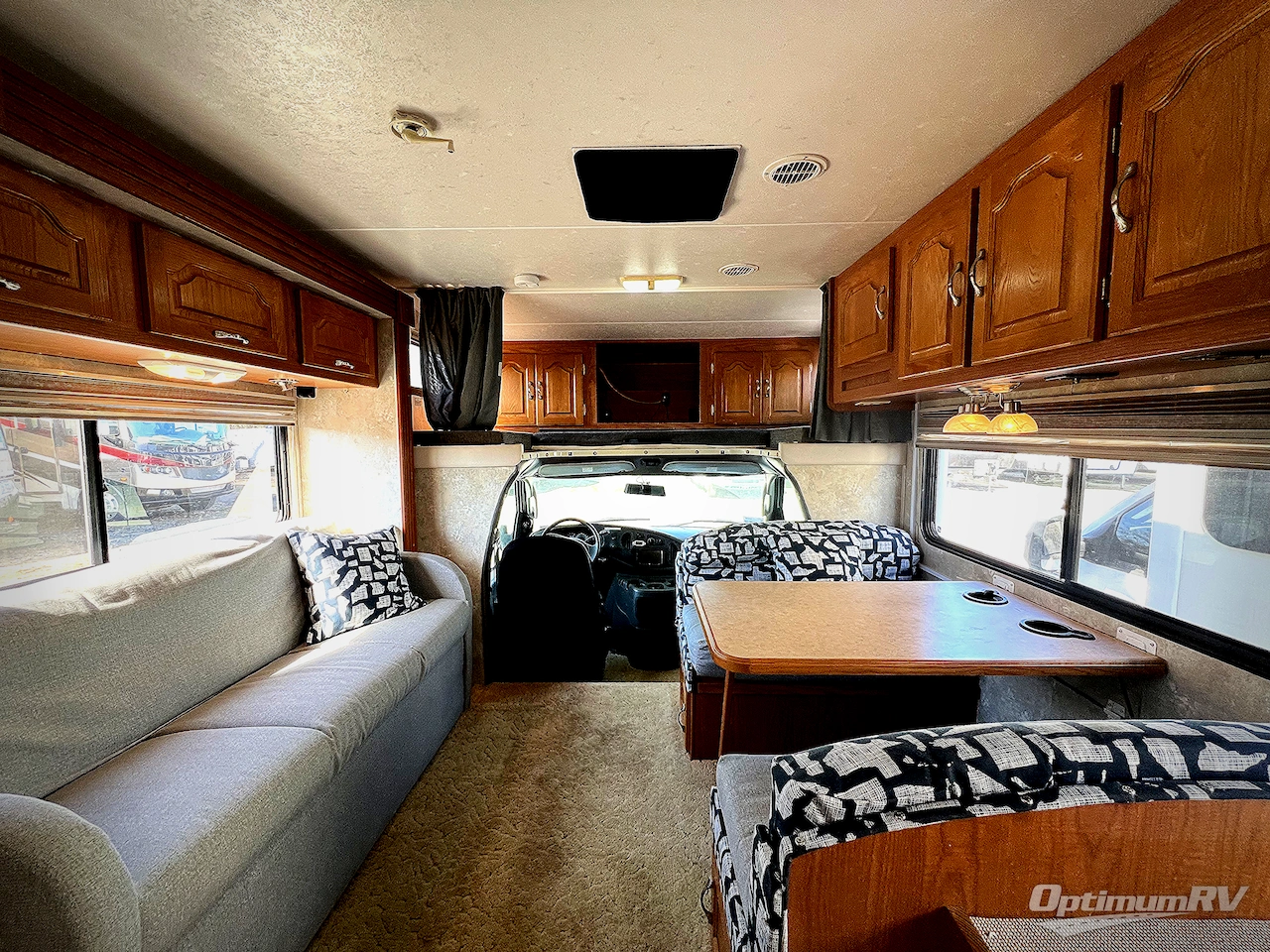 2005 Coachmen Leprechaun 307 Photo 3