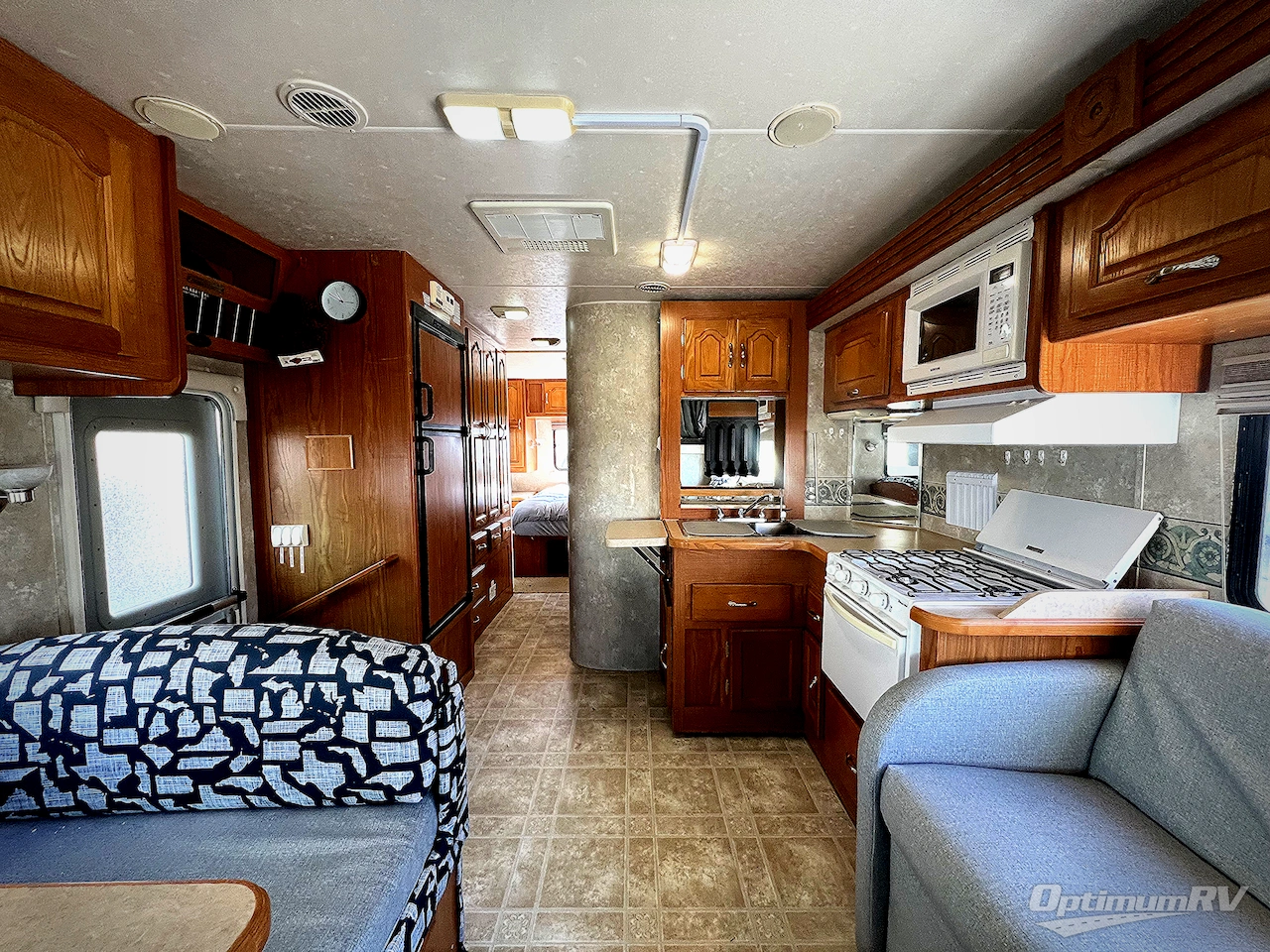 2005 Coachmen Leprechaun 307 Photo 2