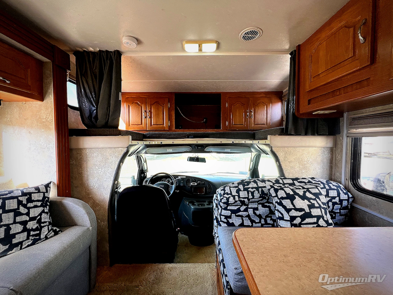2005 Coachmen Leprechaun 307 Photo 4