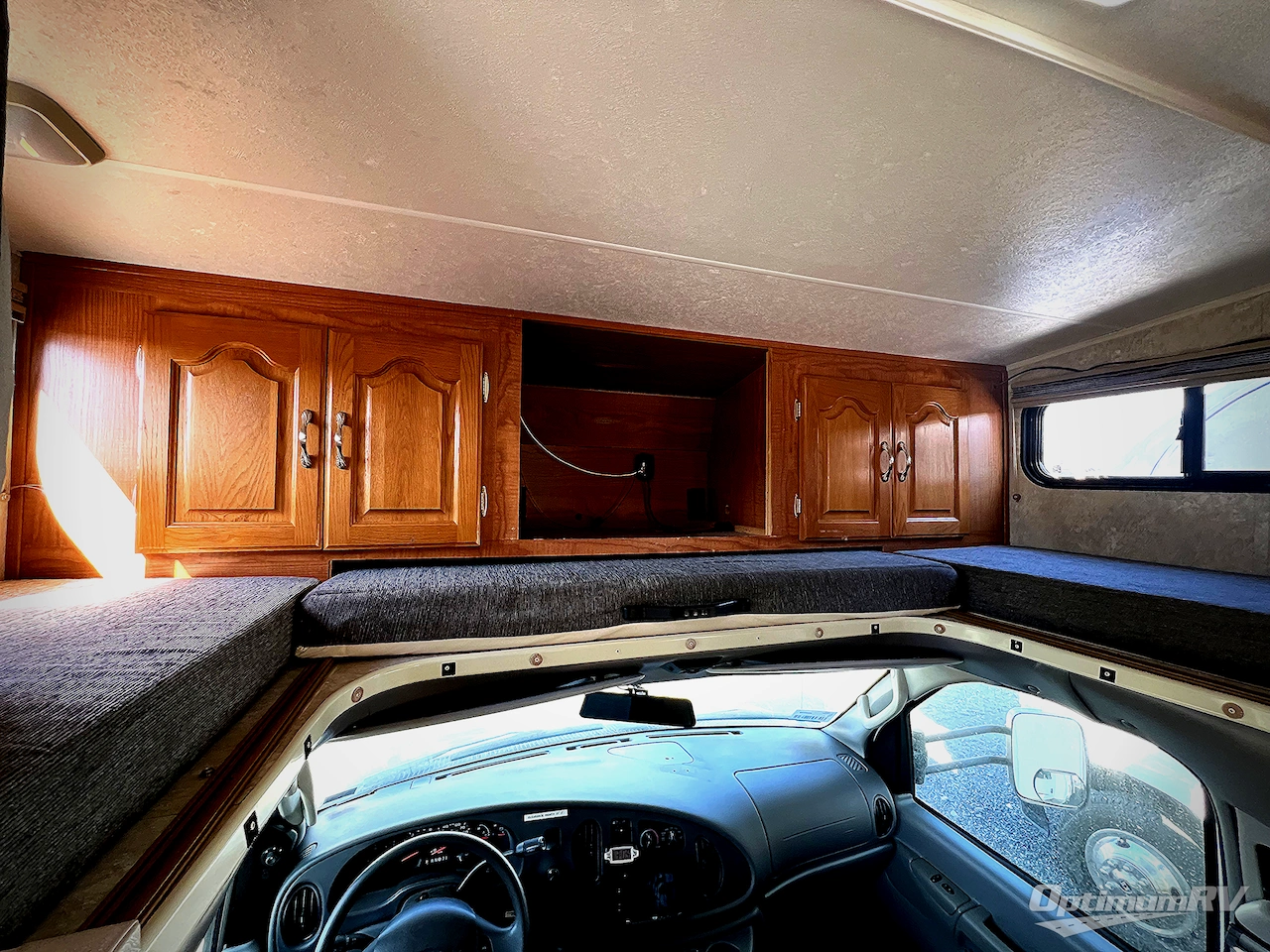 2005 Coachmen Leprechaun 307 Photo 6