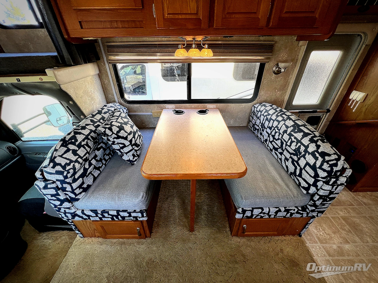 2005 Coachmen Leprechaun 307 Photo 7