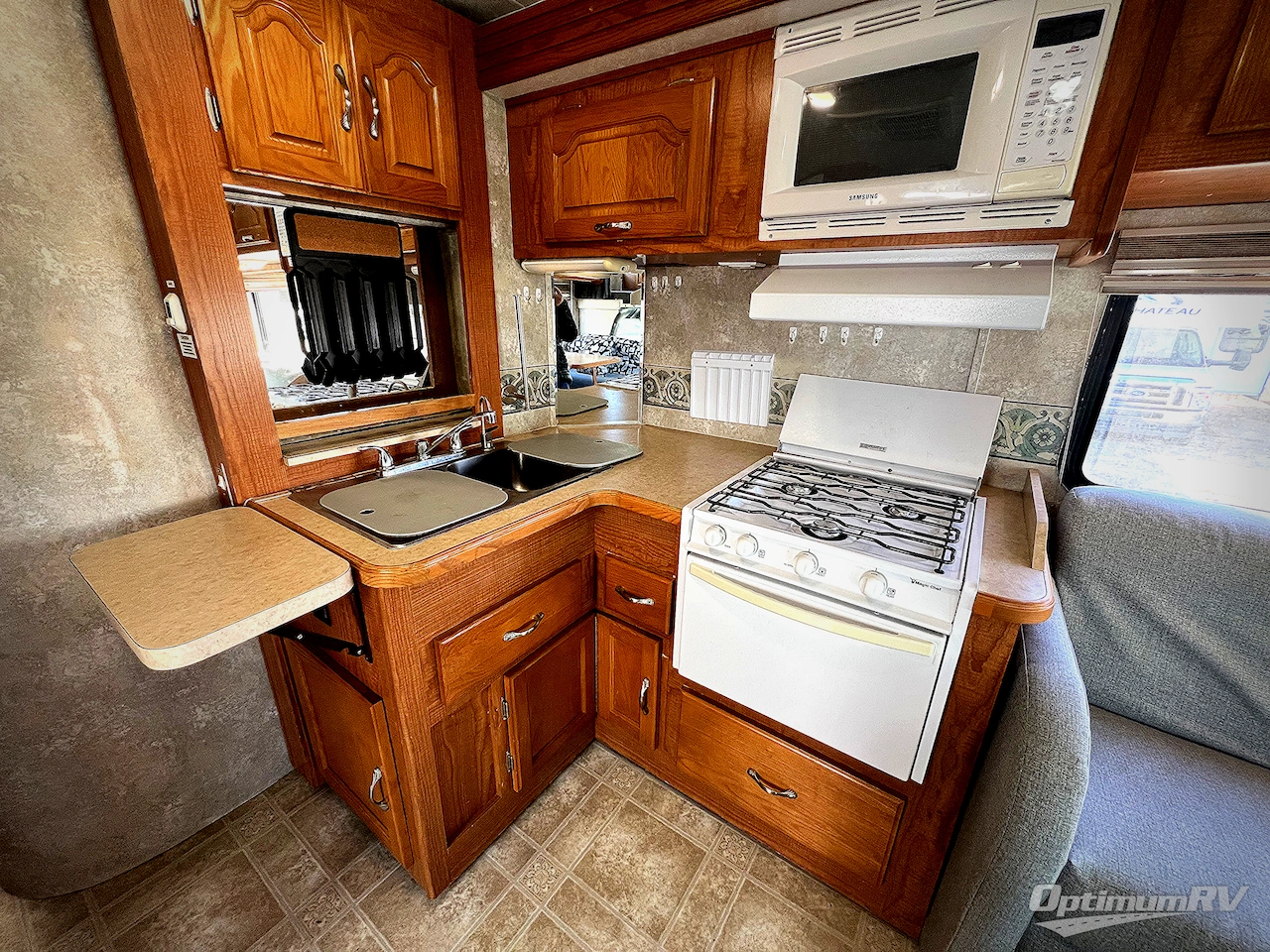 2005 Coachmen Leprechaun 307 Photo 9