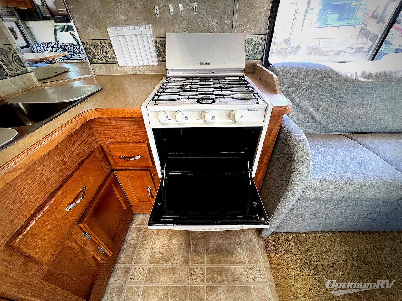 2005 Coachmen Leprechaun 307 Photo 10