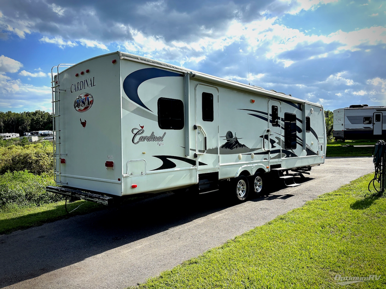 2008 Forest River Cardinal T32FKR Photo 2