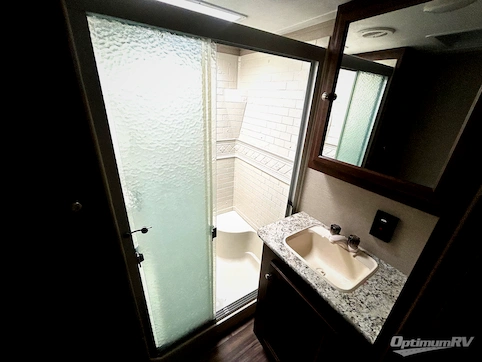 2017 Keystone Hideout 298BHDS RV Photo 4