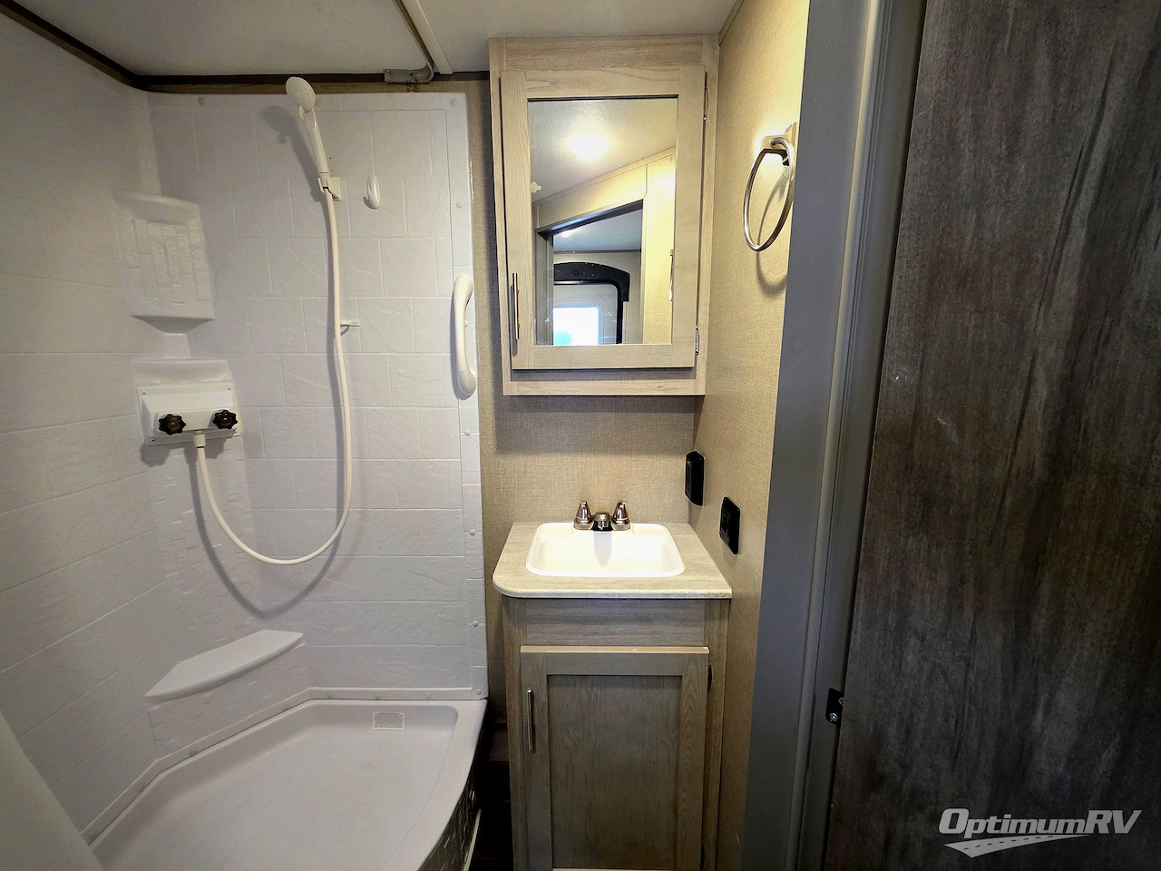 2022 Coachmen Catalina Summit Series 7 184FQS Photo 18