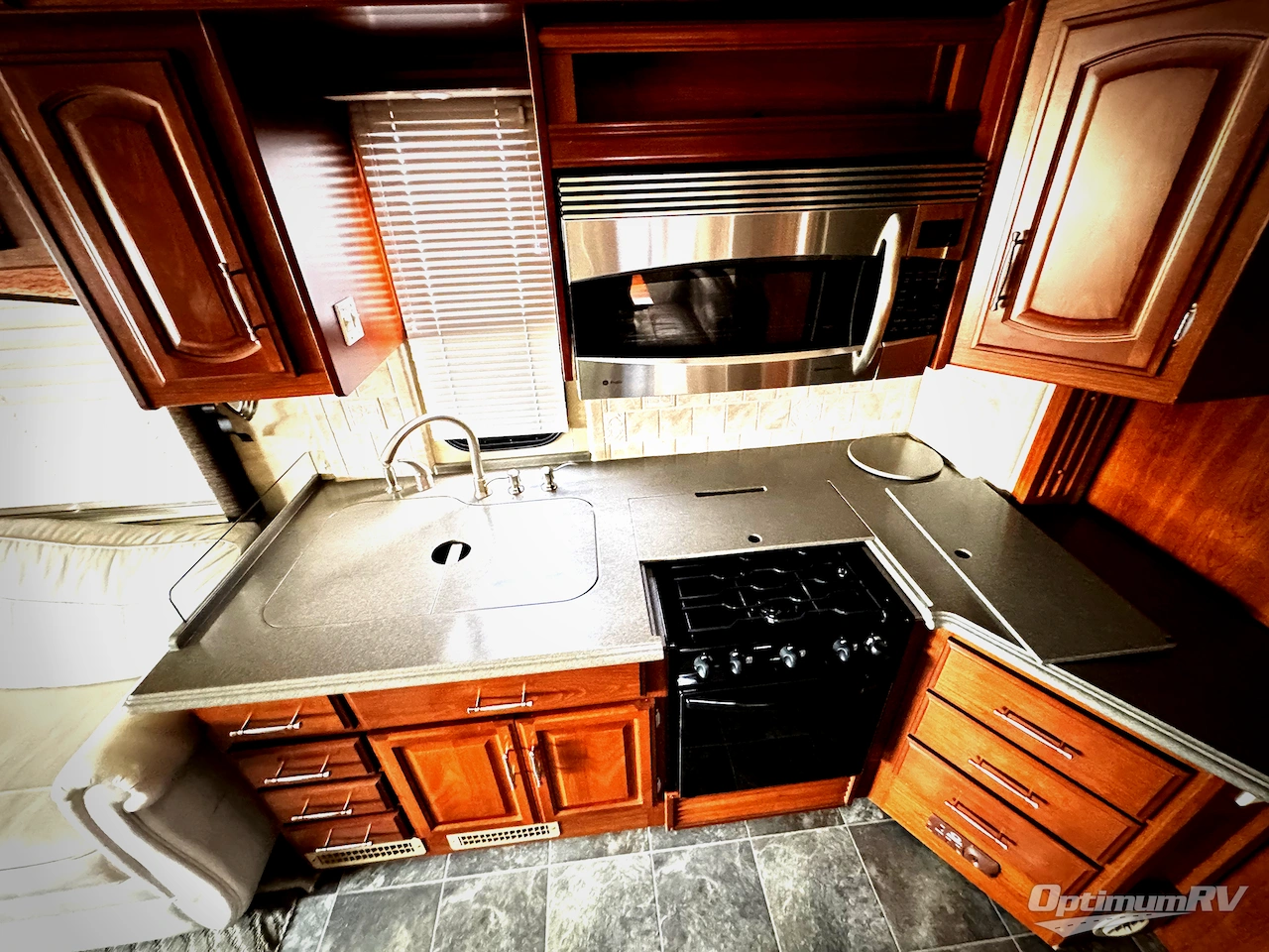 2007 Fleetwood Excursion 40E Photo 6