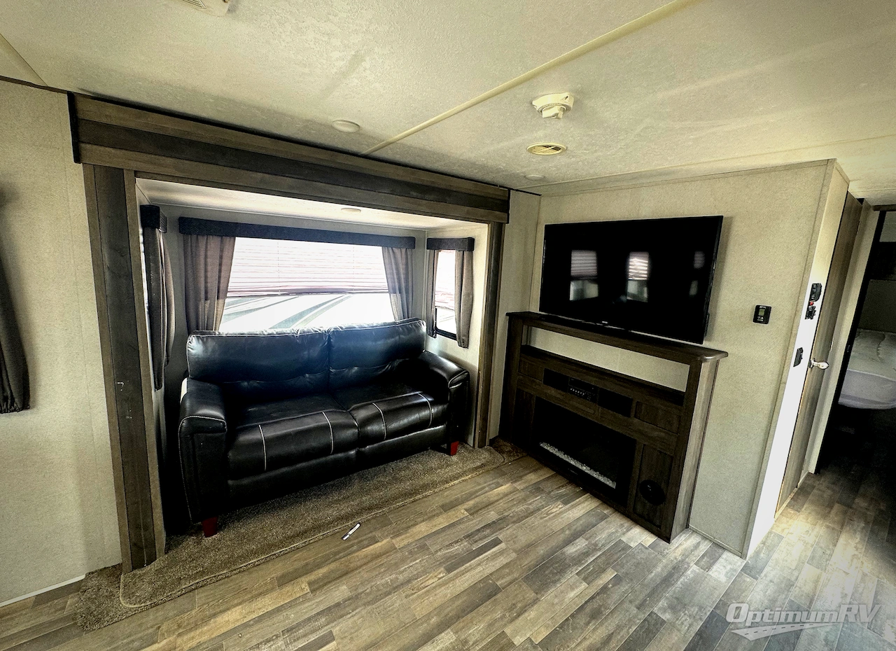 2019 Forest River Vibe 33RK Photo 6