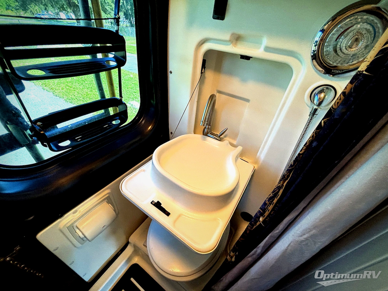 2020 Winnebago Travato 59KL Photo 16