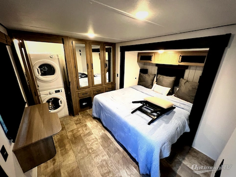 2025 Palomino Puma Destination 402LFT RV Photo 4