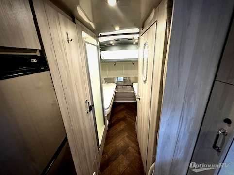 2022 Airstream International 25FB TWIN RV Photo 3