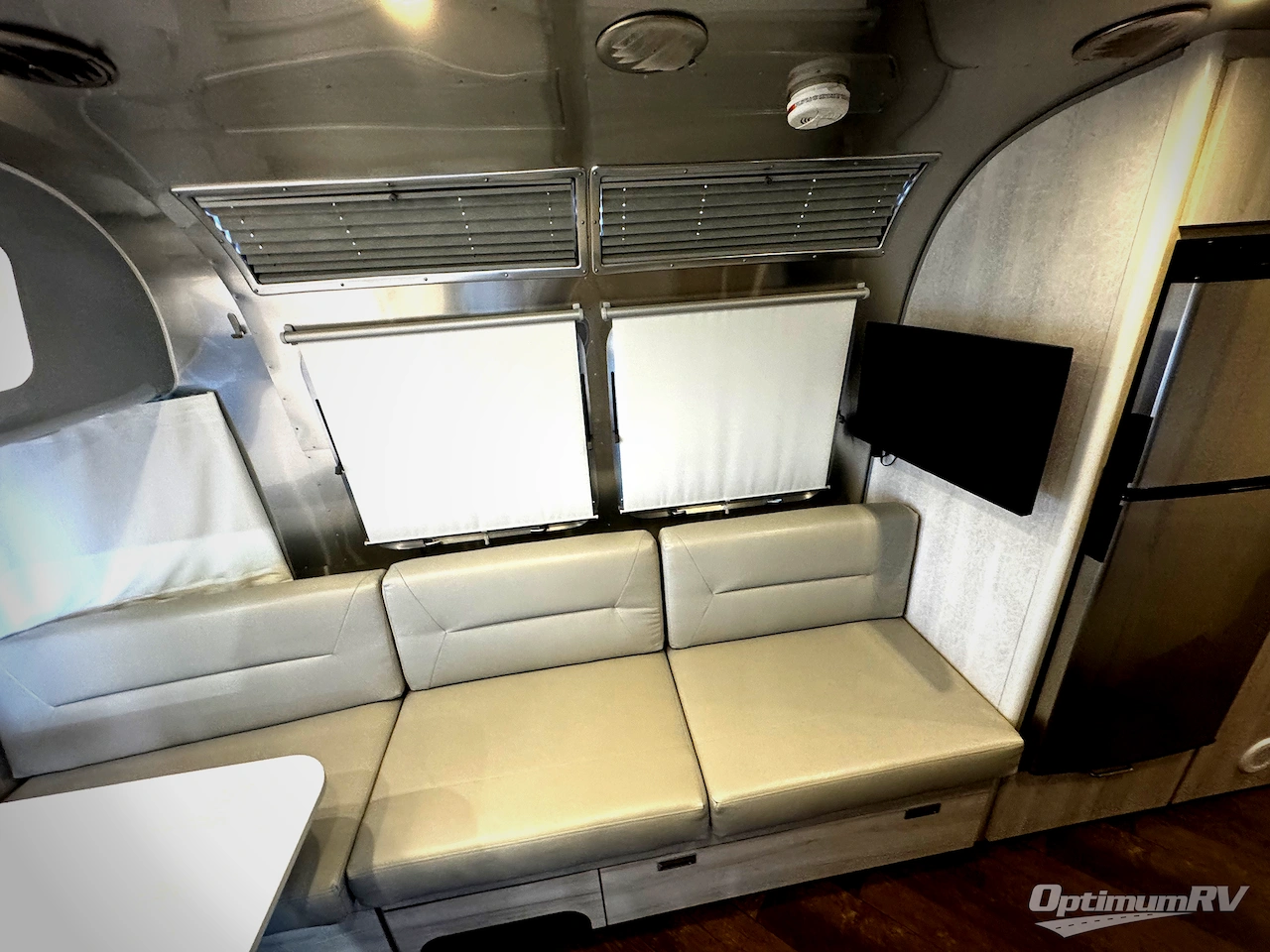 2022 Airstream International 25FB TWIN Photo 4