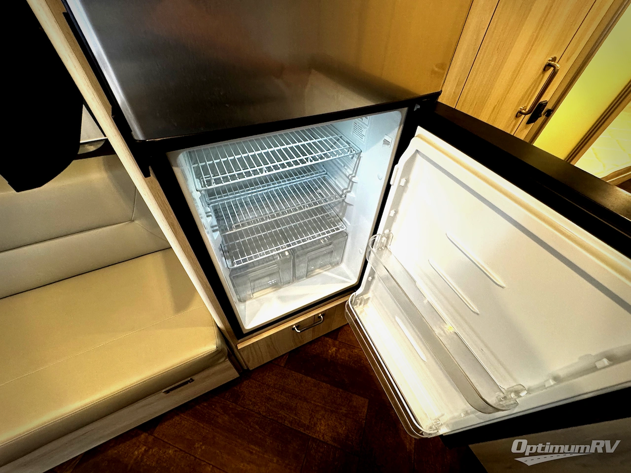 2022 Airstream International 25FB TWIN Photo 8