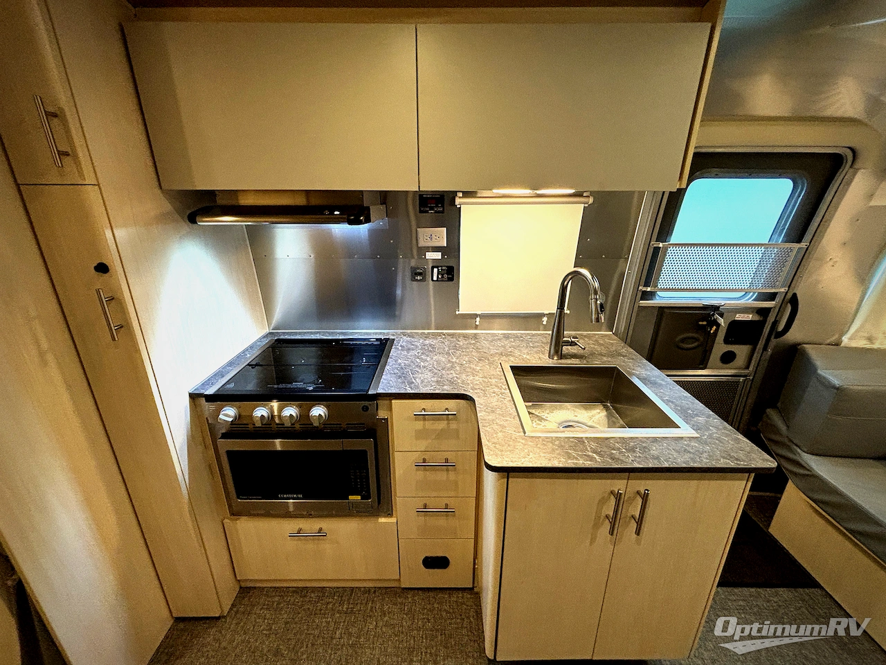 2023 Airstream Flying Cloud 25FB Twin Photo 6