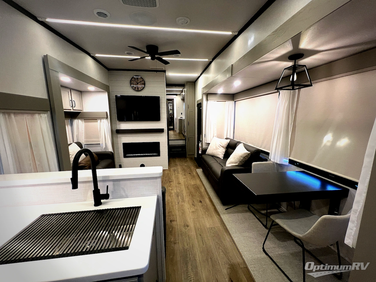 2025 Palomino Columbus 384RKH Photo 43