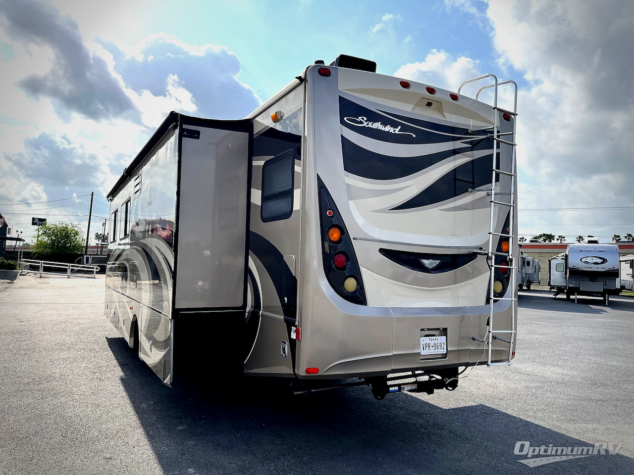 2011 Fleetwood Southwind 36D Photo 3