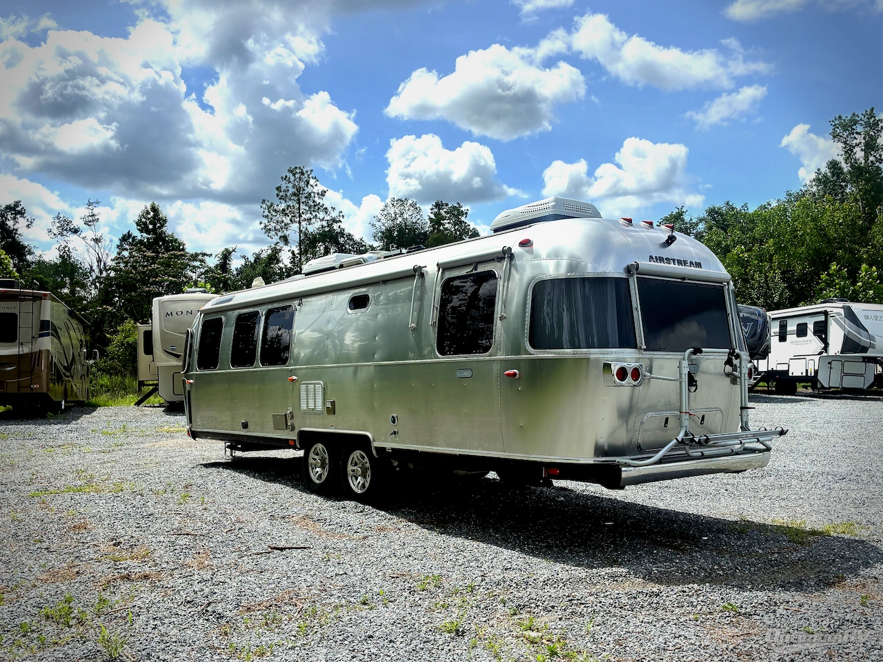 2021 Airstream Classic 30RB Photo 3