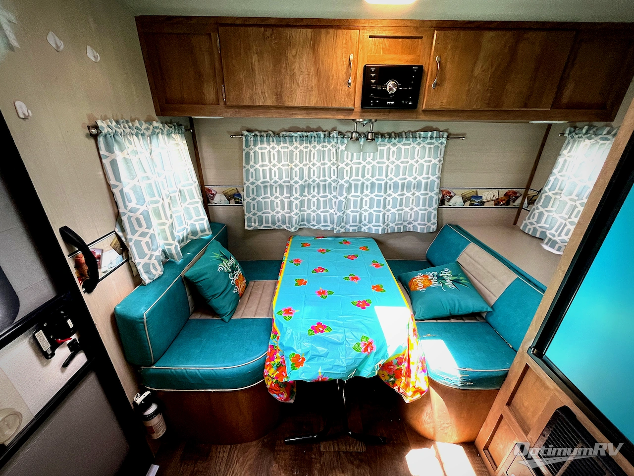 2018 Gulf Stream Vintage Cruiser 17RWD Photo 2