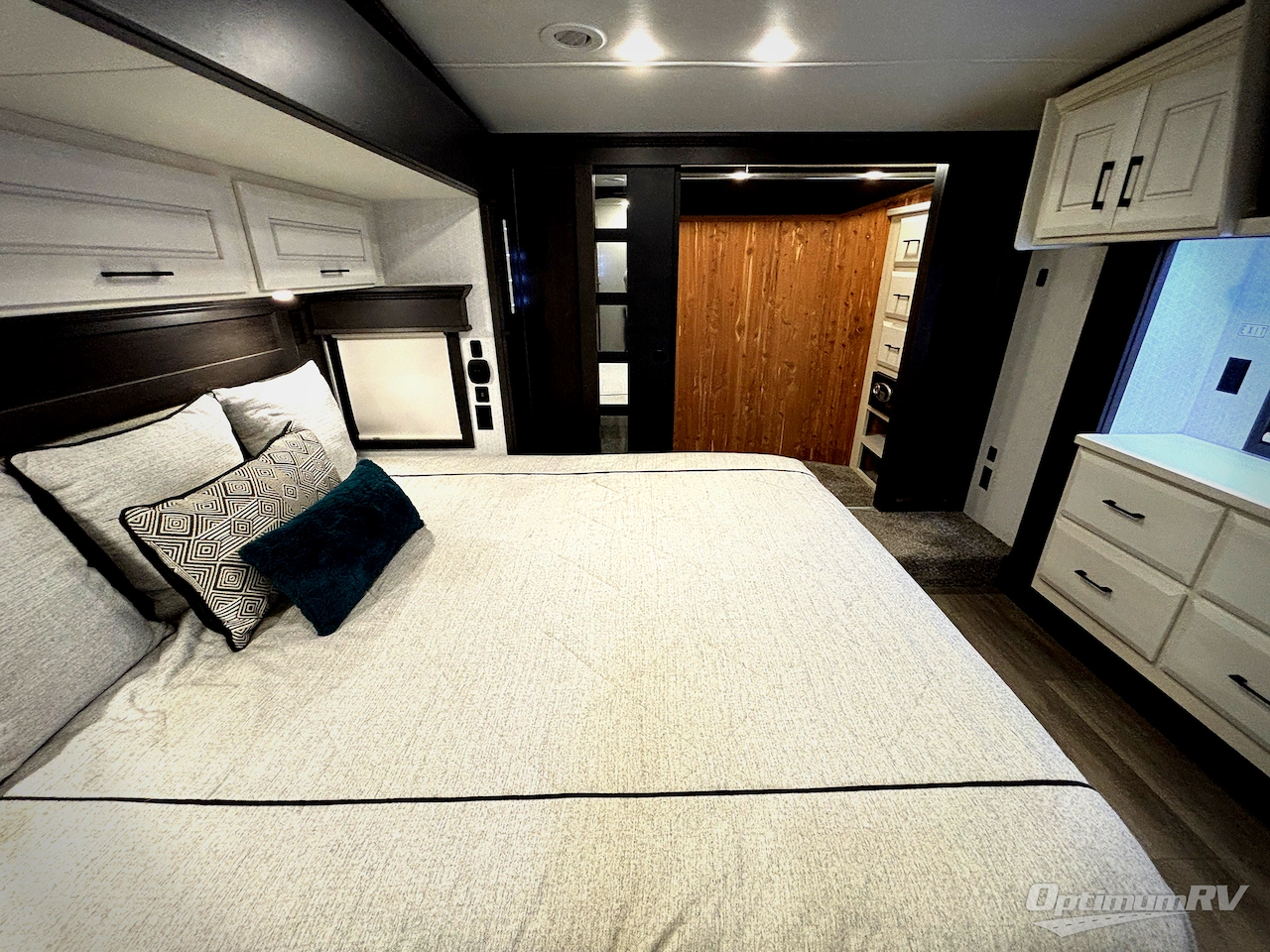 2022 DRV Luxury Suites Mobile Suites 40KSSB4 Photo 8