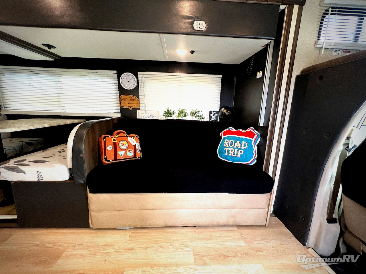 2018 Coachmen Freelander 28BH Ford 450 Photo 9
