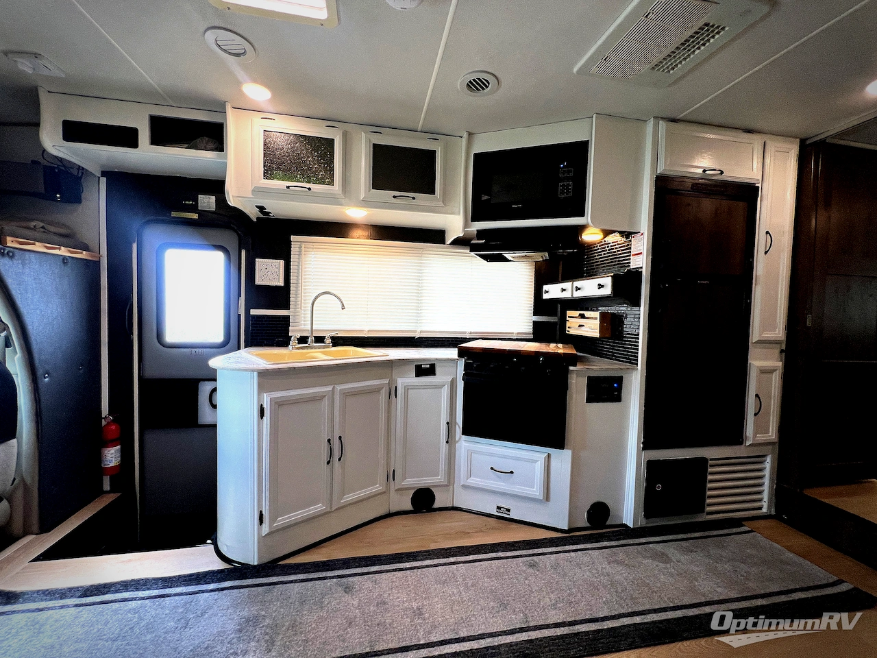 2018 Coachmen Freelander 28BH Ford 450 Photo 11