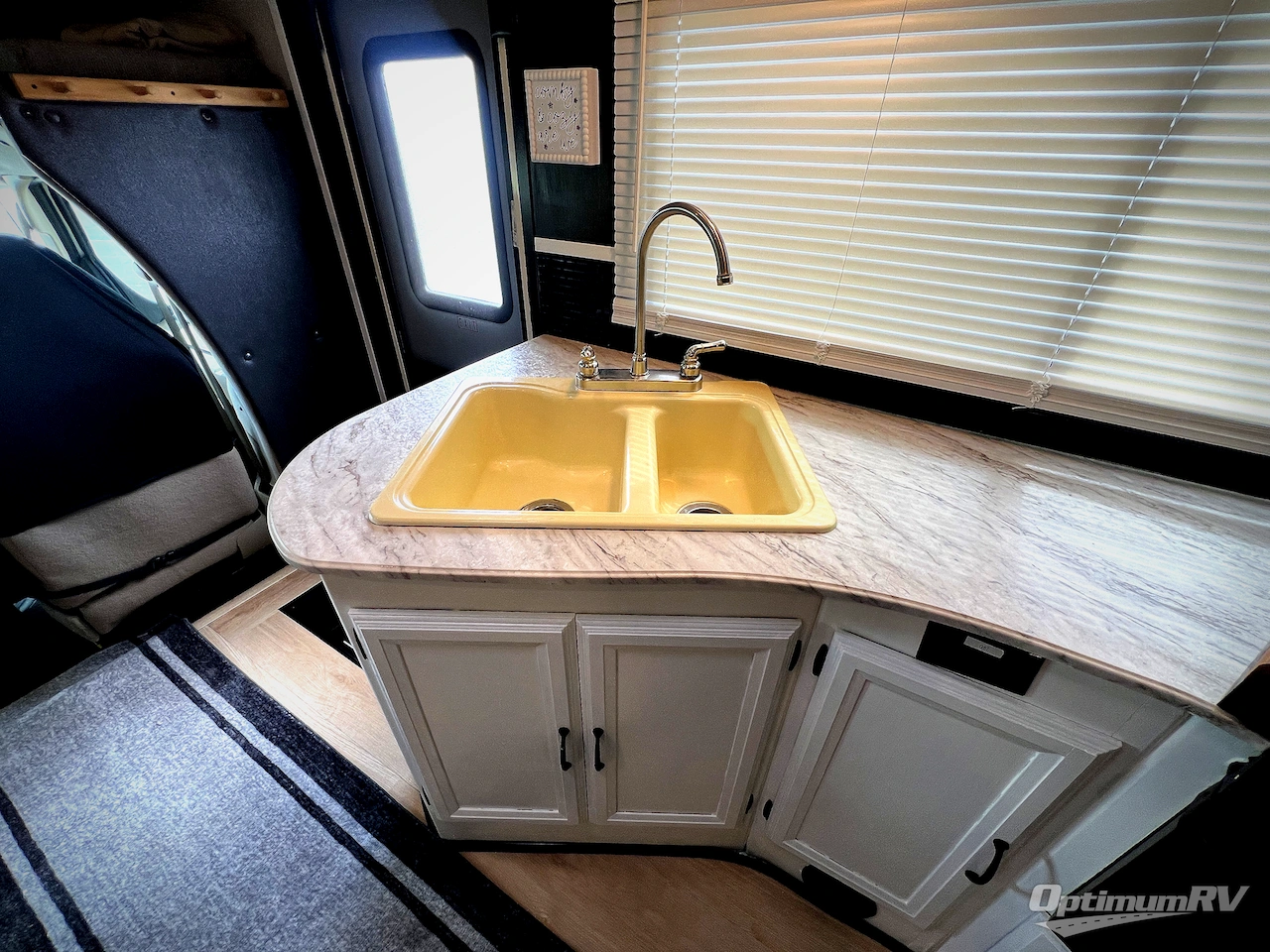 2018 Coachmen Freelander 28BH Ford 450 Photo 12