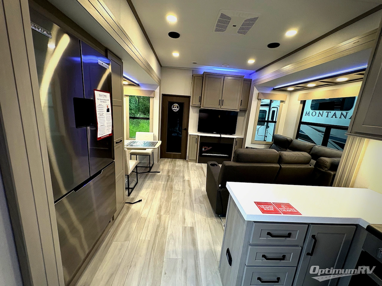 2025 Grand Design Momentum M-Class 414M Photo 5