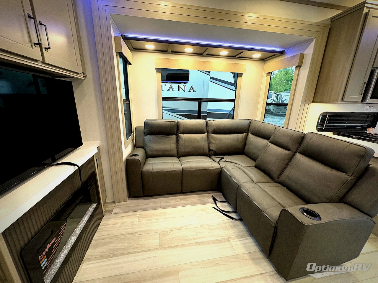 2025 Grand Design Momentum M-Class 414M Photo 7